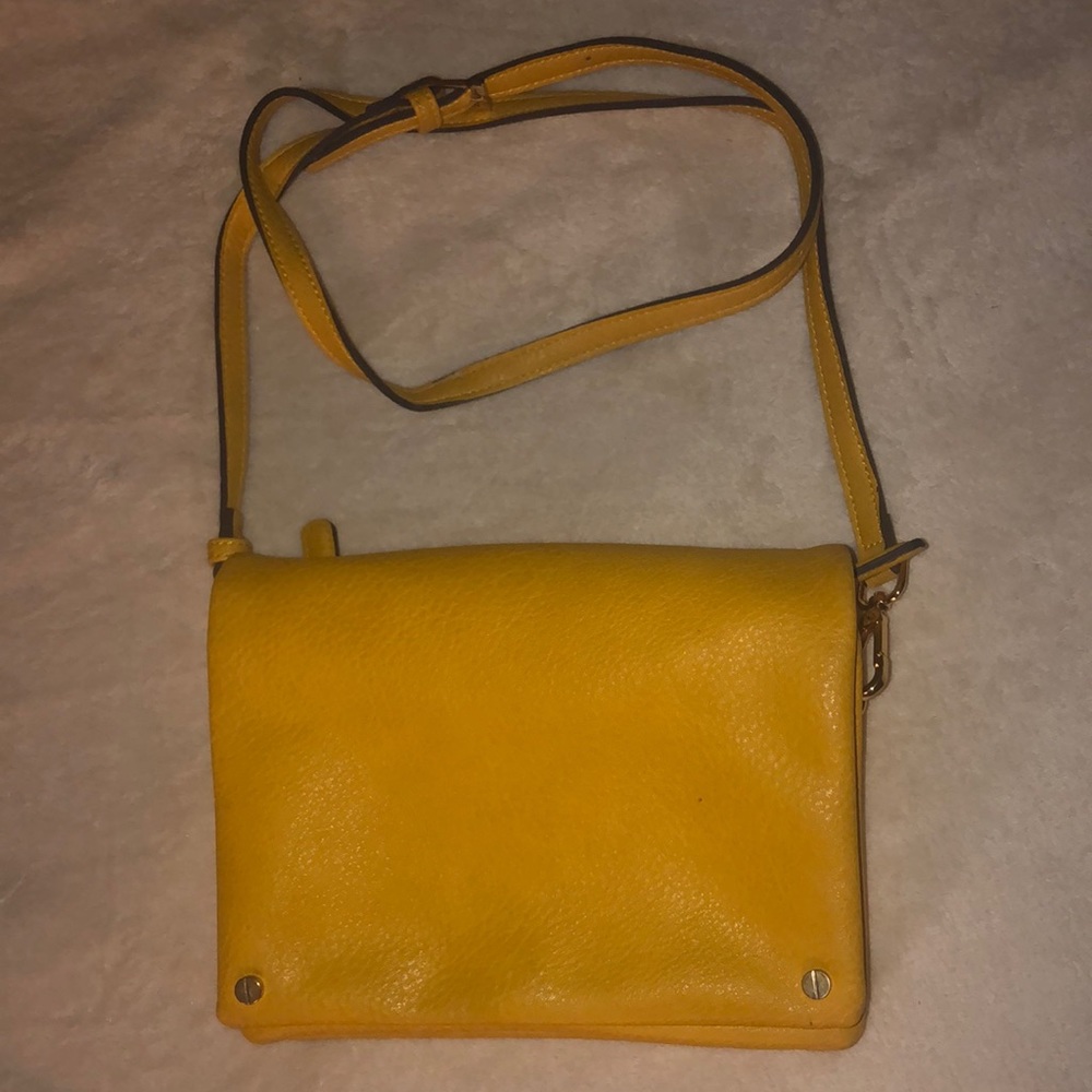 Mustard colored cross body with so many compartments💛